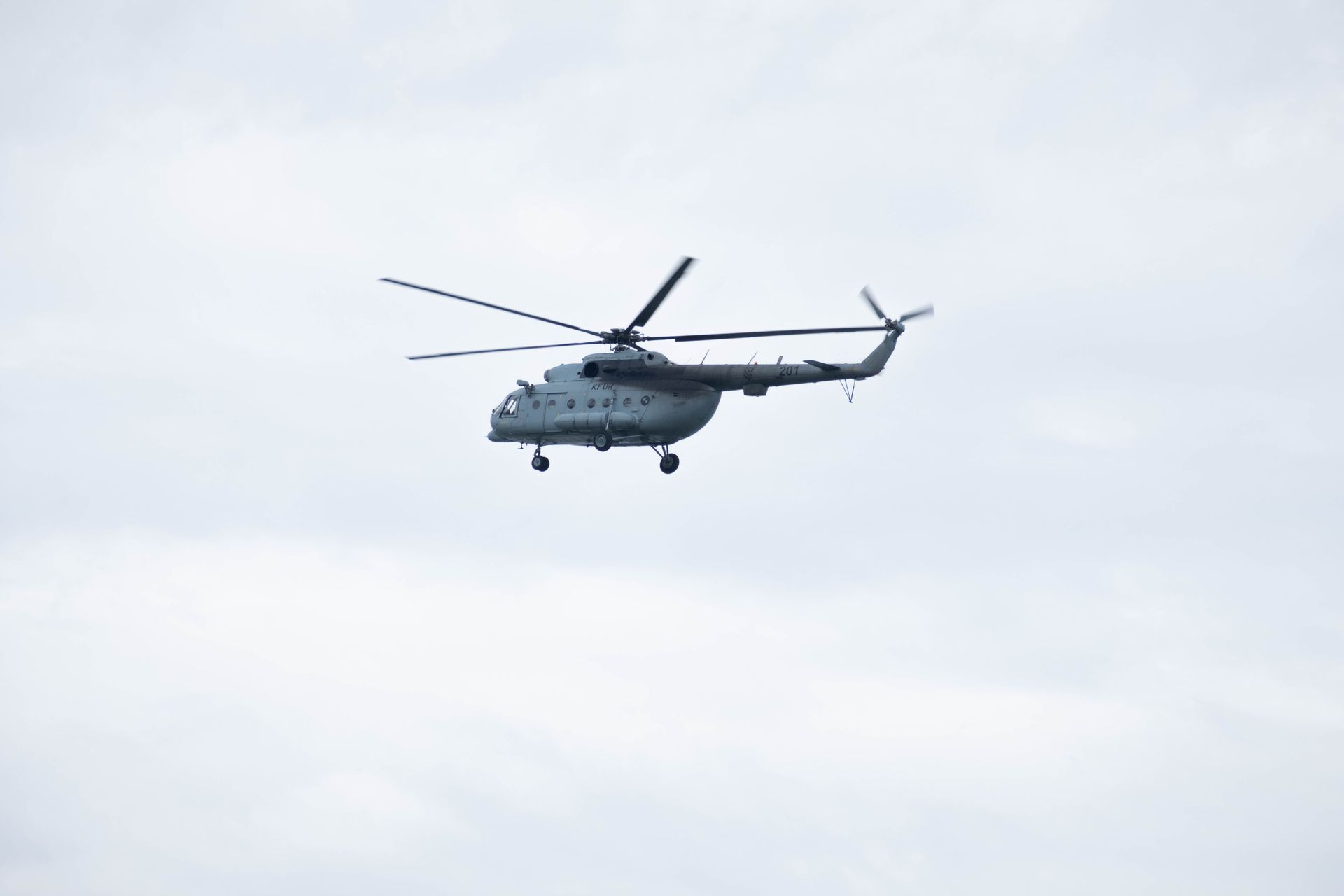 Un dron militar volando bajo un cielo nublado