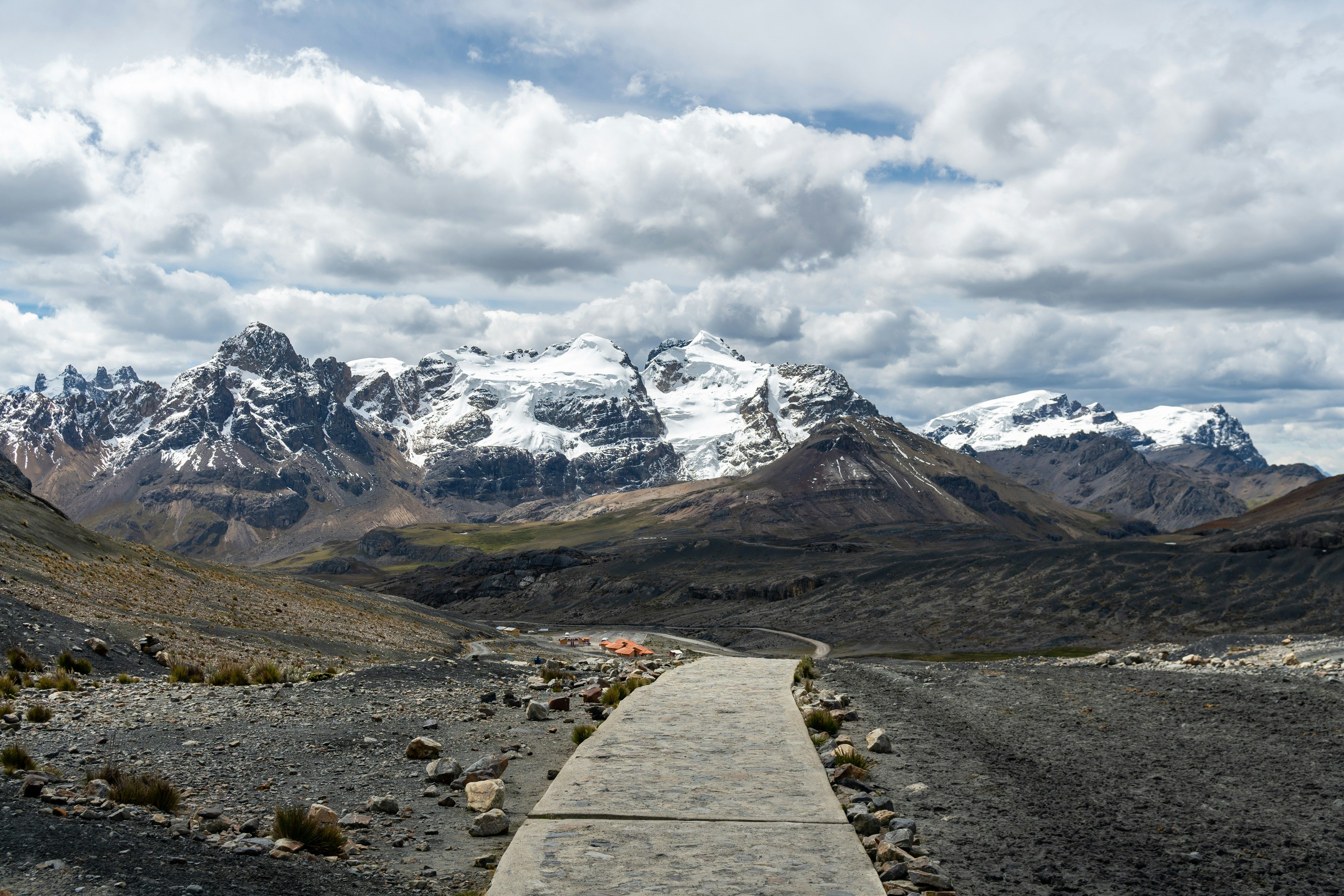 Capture of Nevado Pastoruri in Cordillera Blanca, showcasing its snowcapped peaks and a scenic path.