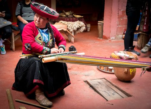 Free A woman in traditional clothing weaving yarn at a market in Cusco, Peru. Stock Photo