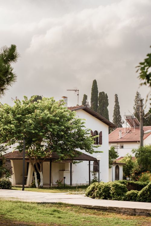 Free Scenic view of detached houses surrounded by trees in a peaceful suburban area. Stock Photo