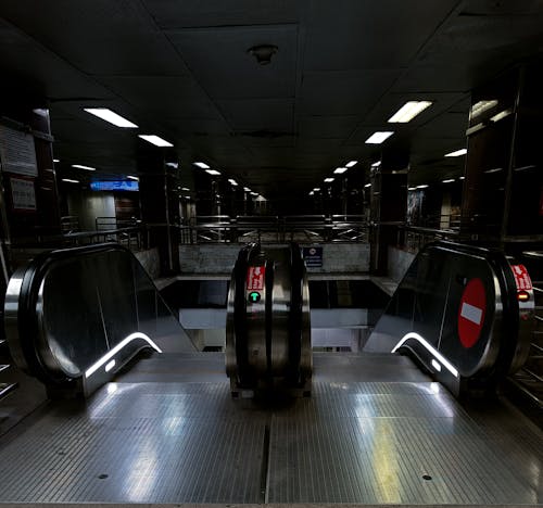 Foto profissional grátis de andar de baixo, degraus, entrada do metrô