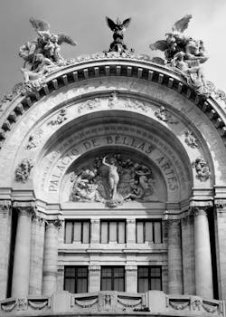 Black and white photo of Palacio de Bellas Artes, showing its detailed architecture.