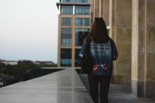 Achteraanzicht Foto Van Vrouw Lopen In De Buurt Van Gebouw