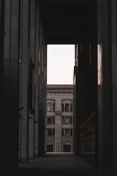 Couloir Avec Vue Sur Le Bâtiment à Travers