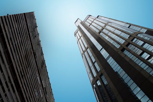 从低角度俯瞰现代摩天大楼，蔚蓝的天空尽收眼底