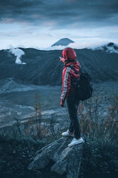人们在印度尼西亚东爪哇的迷雾山脉中徒步旅行，风景令人惊叹
