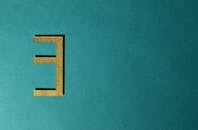 设计极简，以抽象金色三号图案置于青色背景之上