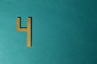 青色背景上优雅的金色四号图案，非常适合现代设计