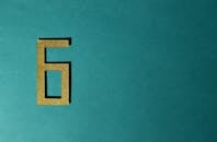 金色数字六在青色背景上，非常适合装饰