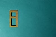 金色八号镂空在青色背景上，非常适合装饰