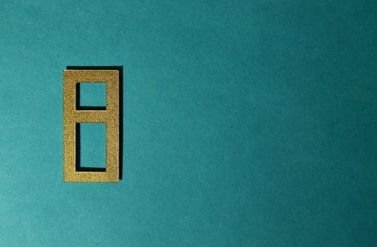 金色八号镂空在青色背景上，非常适合装饰