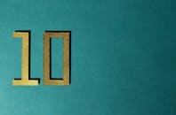 时尚的十号黄金搭配纹理青色背景，体现了设计理念