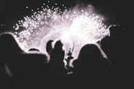 一张黑白照片戏剧性地捕捉了夜晚的烟花和人群剪影