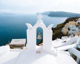 通过伊亚的白色建筑和爱琴海的壮丽景色，捕捉圣托里尼岛的精髓
