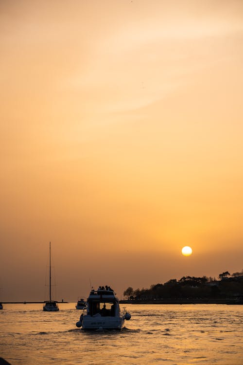 Immagine gratuita di acqua, alba, barca