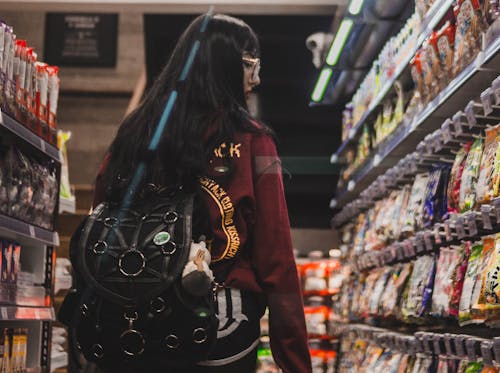 Mujer Vestida Con Chaqueta Granate Con Mochila Cuero Negro