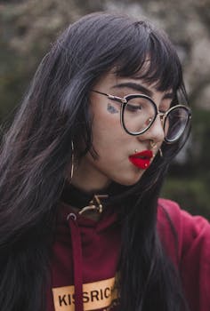 一位戴着眼镜、涂着红色口红的时尚女性在户外的特写肖像