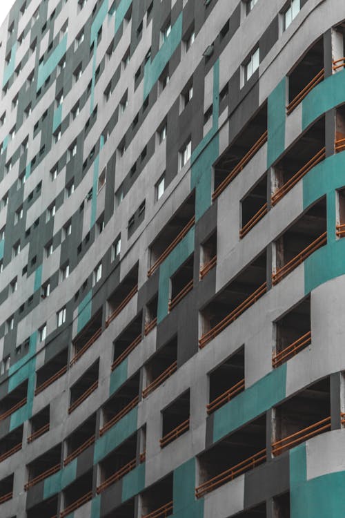 Flachwinkelfotografie Eines Weißgrün Grauen Betonhochhauses