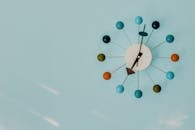 特写：蓝色背景上的彩色现代壁挂钟