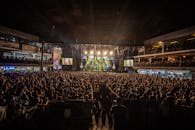 一场热闹的室内音乐会在圣保罗举行，吸引了大量观众，完美捕捉了现场音乐与娱乐的精髓