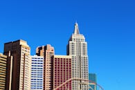 蔚蓝的天空下，现代摩天大楼林立，捕捉着城市建筑的气息，展现出充满活力的城市景观