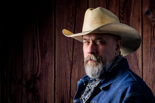 Modelo masculino de moda, hombre con sombrero de vaquero.