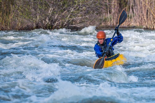 Foto De Hombre Remando En Kayak En El Río Raging