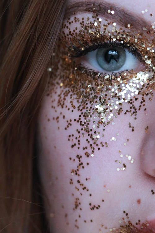 Foto De Close Up De Mulher Com Brilhos Dourados No Rosto