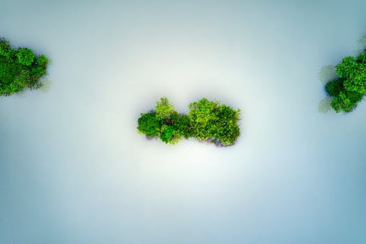 航拍镜头捕捉到了印度尼西亚万丹一个被宁静水域环绕的郁郁葱葱的小岛，景象令人惊叹