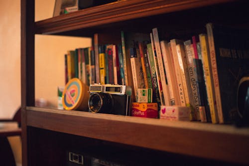 黑色复古相机在书架上