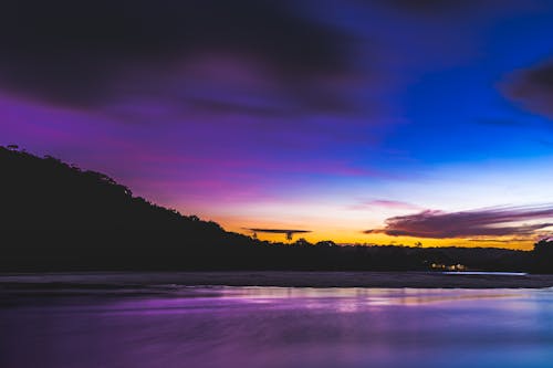 黎明時湖風景