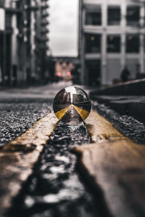 Foto Fokus Selektif Lensball Di Jalan Aspal