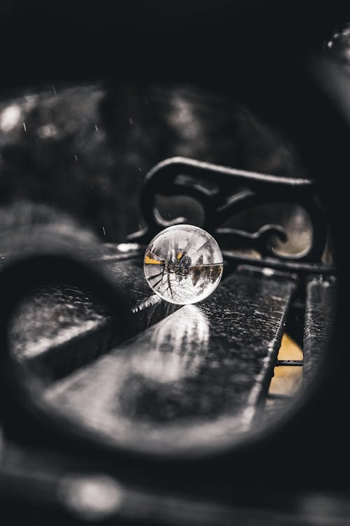 Bench üzerinde Lensball Seçici Odak Fotoğrafı