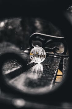 曼彻斯特的雨天，艺术捕捉了水晶球反映的周围环境