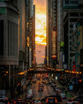 黄昏时分，芝加哥市中心充满活力的城市景象中，明亮的城市灯光和摩天大楼格外醒目