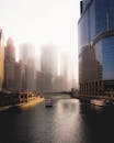 河上的船笼罩在雾中，可以看到芝加哥的天际线
