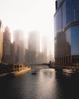 河上的船笼罩在雾中，可以看到芝加哥的天际线