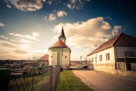 在温暖的日落天空下，田园诗般的村庄里有教堂和房屋