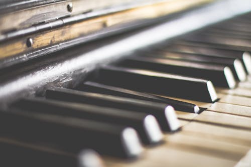 黒と白のピアノ鍵盤