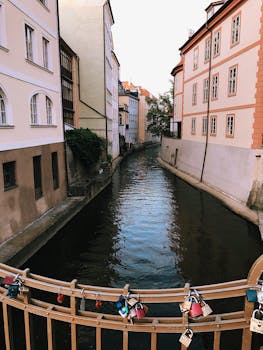 迷人的运河、桥和美丽的建筑物构成了一幅迷人的场景