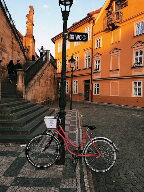 免费 红色自行车停在街上 素材图片