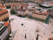 阳光明媚的日子里，人们在德累斯顿城市广场的历史建筑旁享受时光