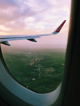 日落时分，从飞机舷窗欣赏宁静的风景，非常适合旅行主题