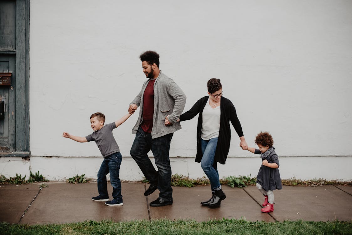 Família De Quatro Pessoas Andando Na Rua