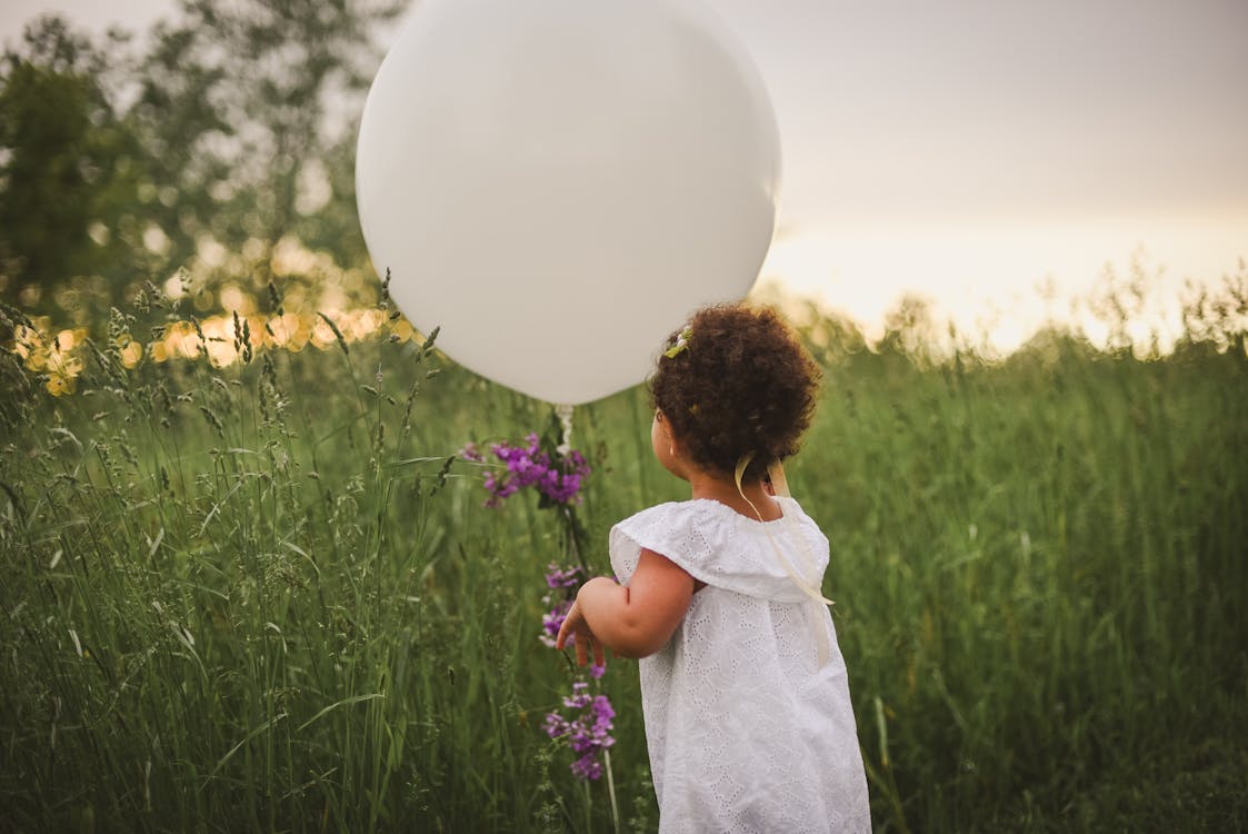 Toddler Trzymając Balon