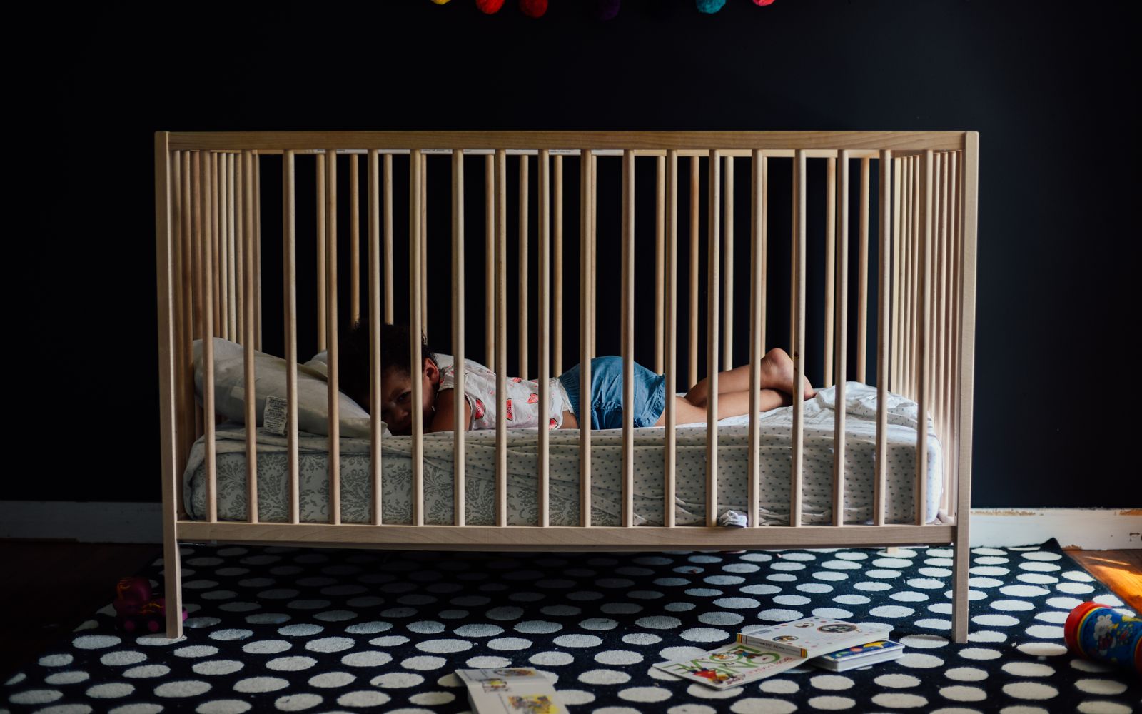 Baby wordt rustig verzorgd in de kinderopvang