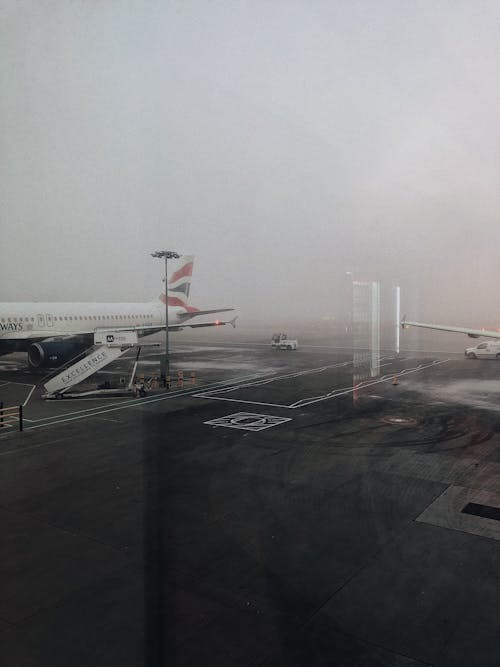 Avião De Passageiros Branco Em Estrada Pavimentada