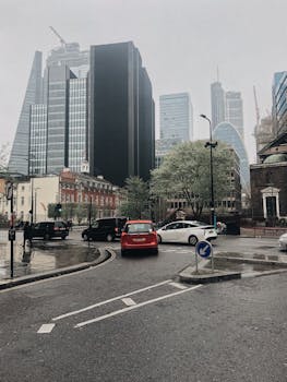 伦敦城市景观中朦胧的现代摩天大楼和交通景色