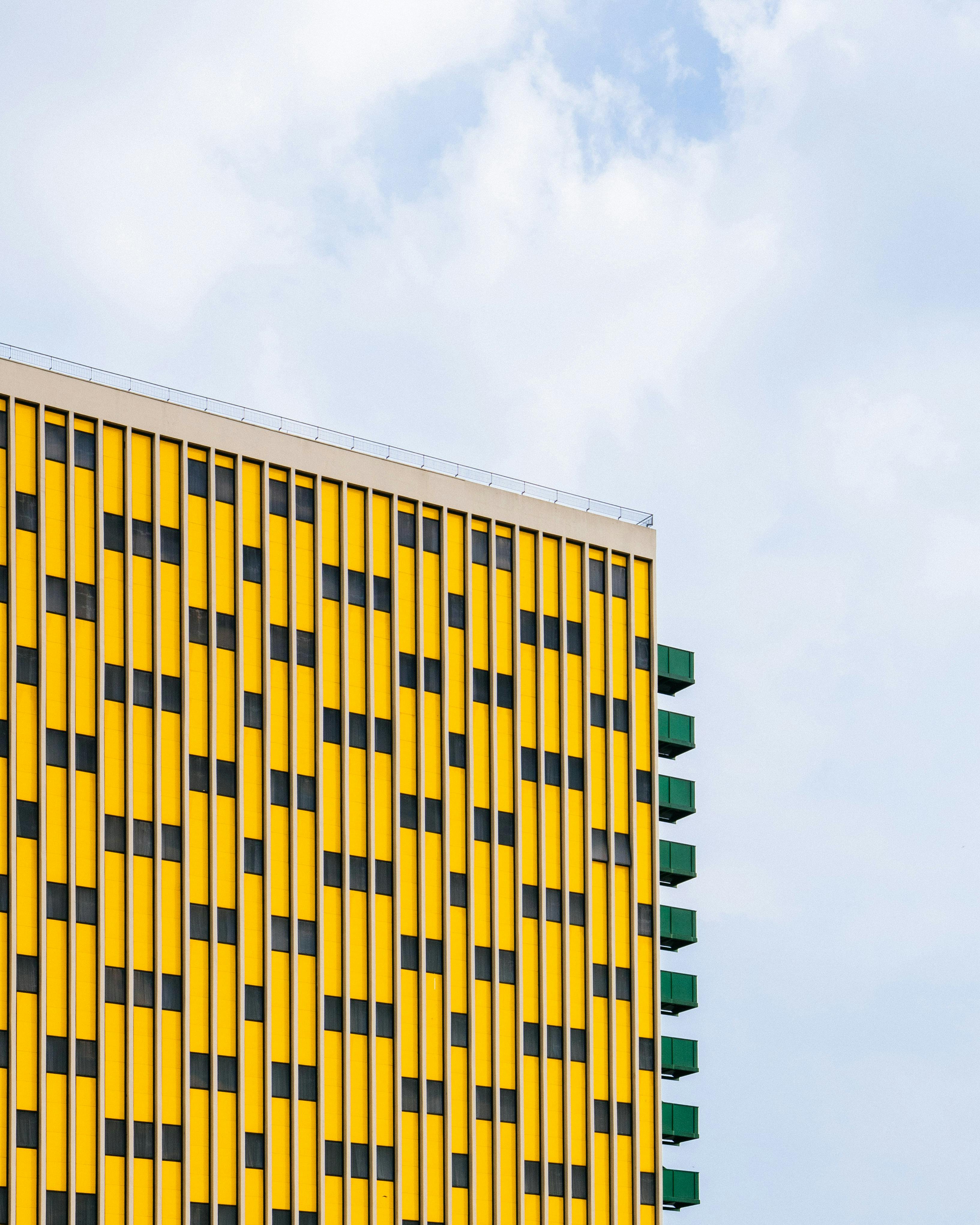 Gelbes Und Grünes Hochhaus · Kostenloses Stock-Foto