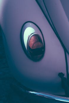 复古设计老爷车尾灯在夜间拍摄的特写图